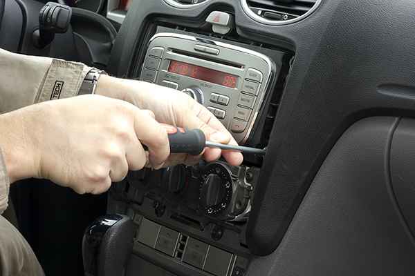 Выворачивание болтов крепления аудиомагнитолы Ford Focus 2