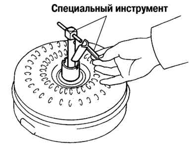 Установка специального приспособления в гидротрансформатор Toyota Camry 