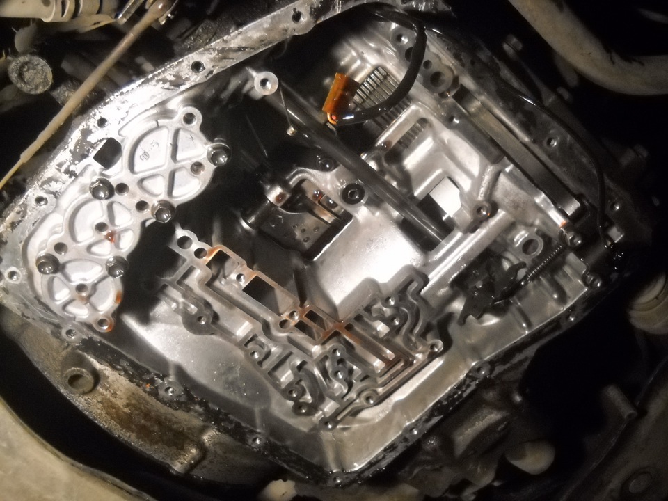 Снятый клаппанный блок Toyota Camry 