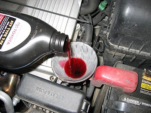 Доливаем масло в коробку передач Toyota Camry 