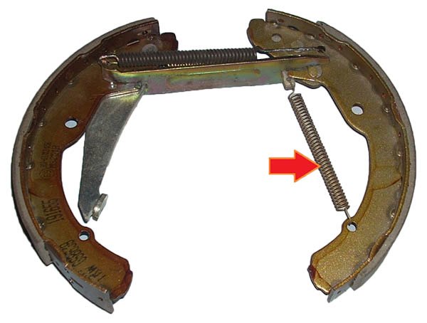Instalace předpínací pružiny pro seřizovací klín mechanismu bubnové brzdy zadního kola vozu Škoda Fabia I