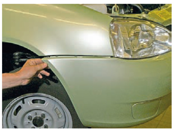 Снимаем бампер с кронштейна кузова автомобиля Lada Kalina