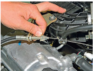 Снимаем защитный колпачок с наконечника оболочки троса Lada Kalina