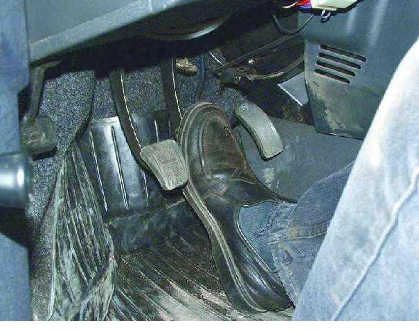 Нажимаем на педаль тормоза Lada Kalina
