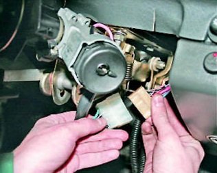 Разъединяем колодки проводов выключателя зажигания Lada Kalina