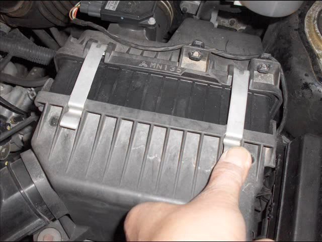 Закрепление защелкой корпуса воздушного фильтра Mitsubishi Outlander I 2003 - 2008