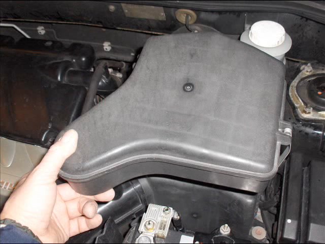 Установка резонатора на корпус воздушного фильтра Mitsubishi Outlander I 2003 - 2008