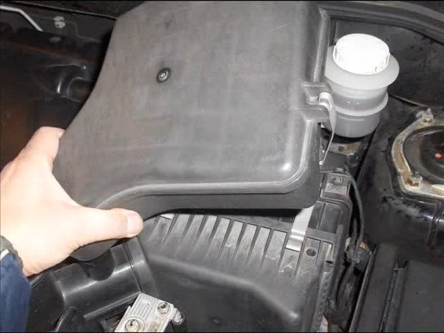 Снятие резонатора с корпуса воздушного фильтра Mitsubishi Outlander I 2003 - 2008