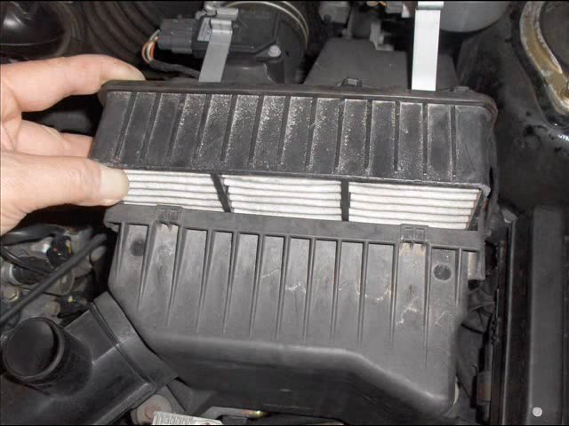 Извлечение фильтрующего элемента из корпуса воздушного фильтра Mitsubishi Outlander I 2003 - 2008