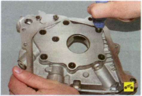 Откручивание крепежных винтов крышки масляного насоса Ford Focus 2