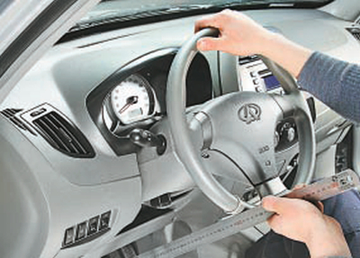 Поворачиваем рулевое колесо вправо до момента начала поворота передних колес Chery Tiggo