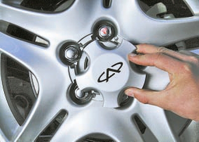 Снимите декоративный колпак Chery Tiggo