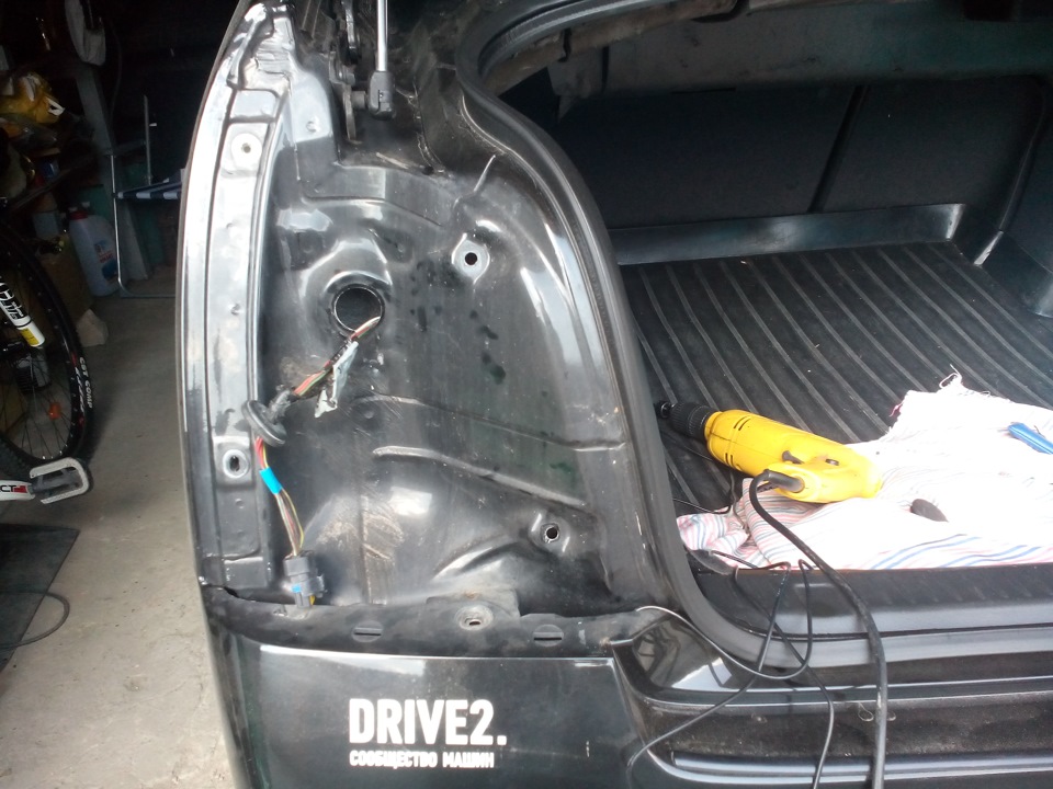 Снятие заднего левого стопа Nissan Primera