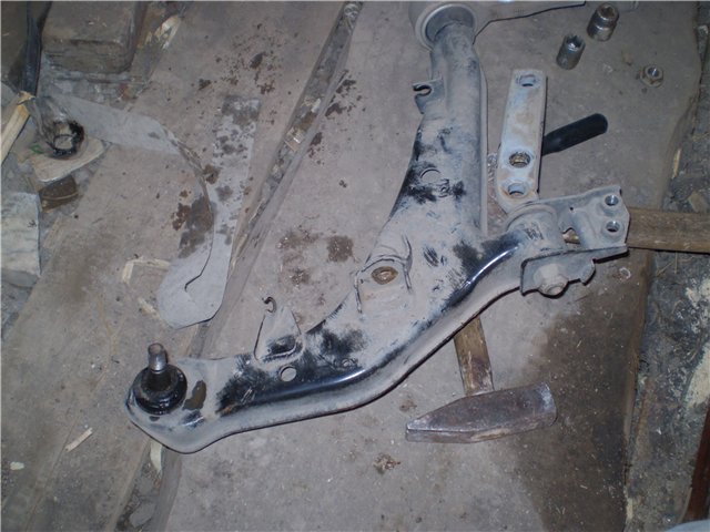 Передний рычаг Nissan Primera