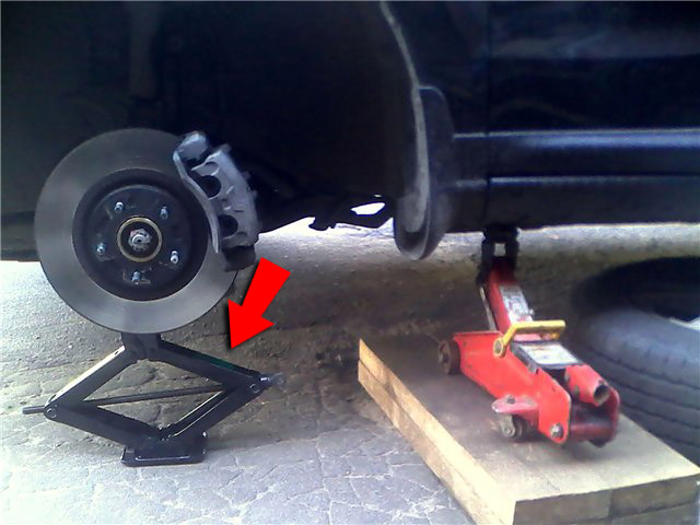 Поддомкратить поворотный кулак на автомобиле Hyundai Santa Fe CM 2006-2012