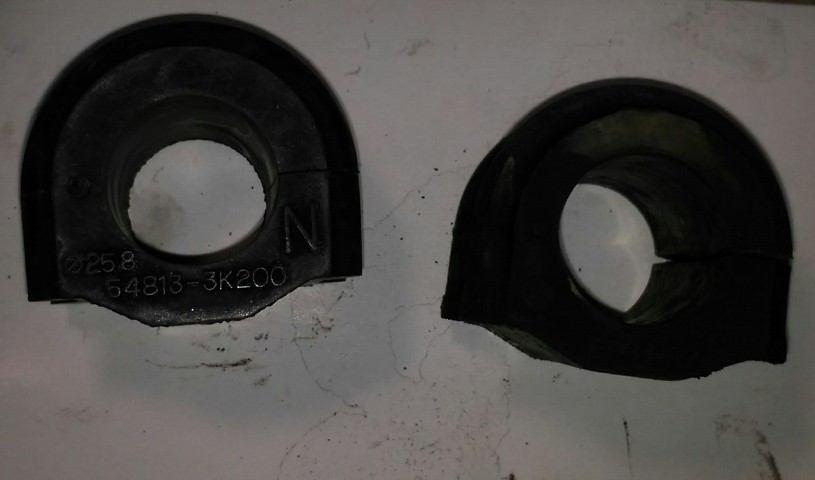 Старая и новая втулки стабилизатора 54813-3K100 на автомобиле Hyundai Santa Fe 2006-2012