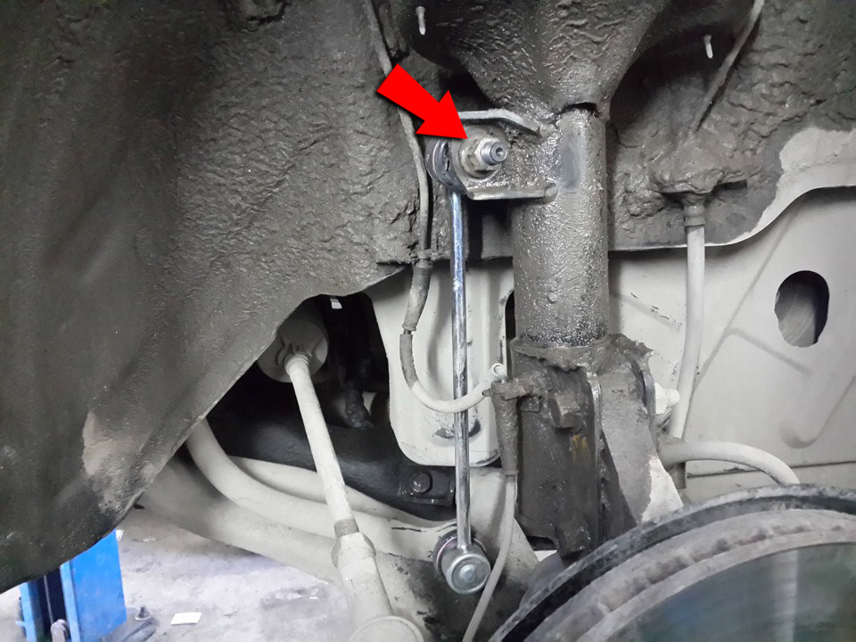 Верхнее крепление стойки стабилизатора на автомобиле Hyundai Santa Fe CM 2006-2012
