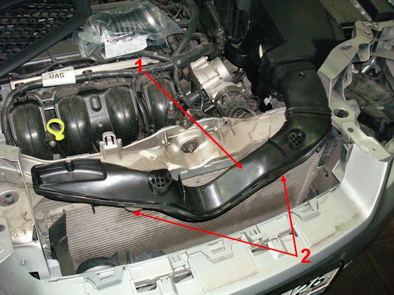 Отстегиваем фиксаторы основного патрубка воздухозабора Ford Focus 2