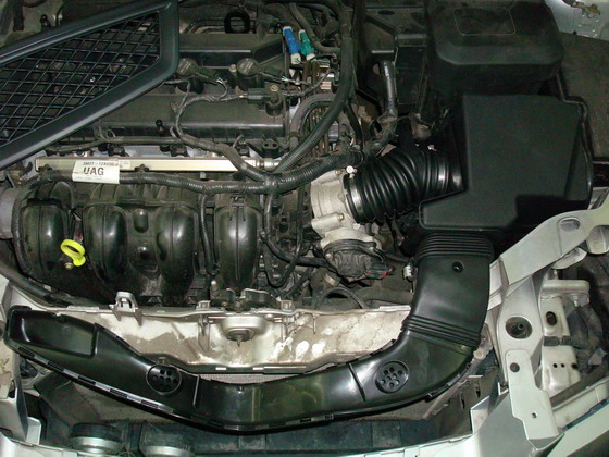 Вся конструкция воздушного фильтра в сборе на Ford Focus 2