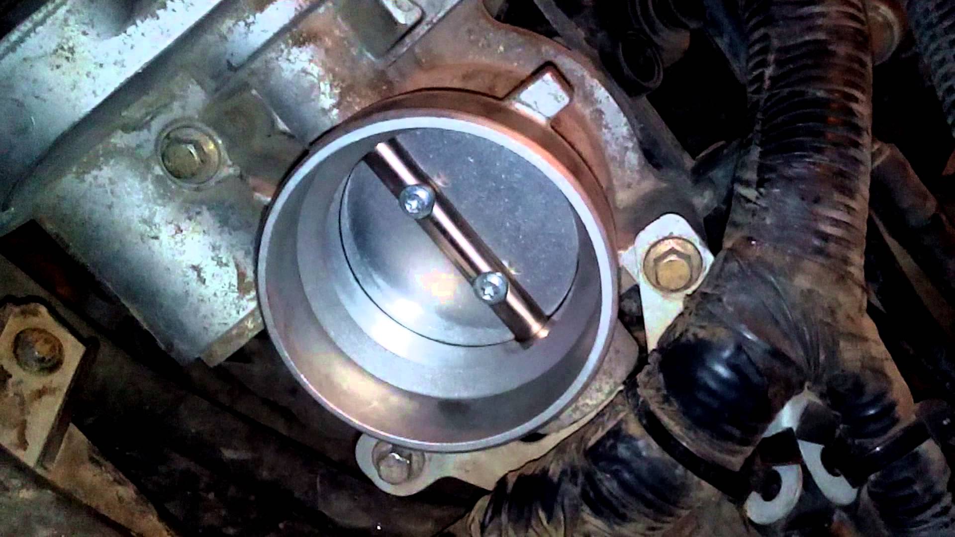 Снимаем дроссельный узел в автомобиле Ford Focus 2