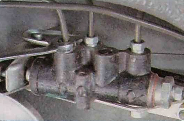 Выворачивание гайки крепления тормозной трубки из регулятора давления тормозных сил в гидроприводе задних тормозов ВАЗ 2190 2191 Lada Granta