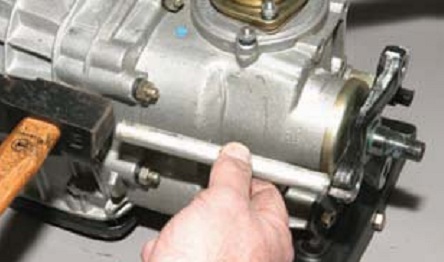 Сбиваем фланец коробки передач Chevrolet Niva