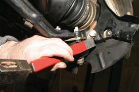Расконтриваем болт крепления направляющей колодоки к поворотному кулаку Chevrolet Niva