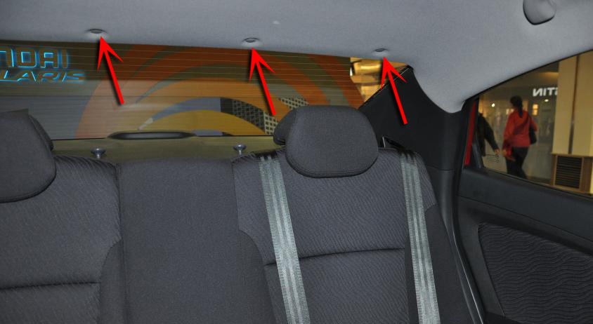 Клипсы обшивки потолка на автомобиле Hyundai Solaris 2010-2016