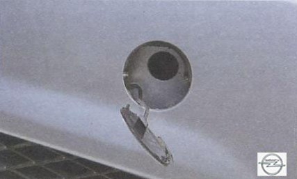 Отворачивание заглушки в сторону на автомобиле Opel Astra