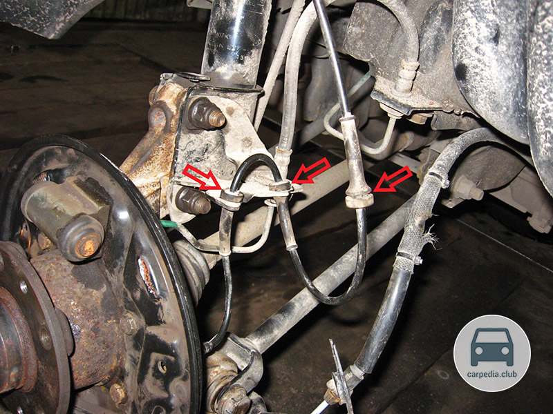 Размещение муфт жгута проводов датчика ABS на держателе и продольном рычаге задней подвески Renault Duster