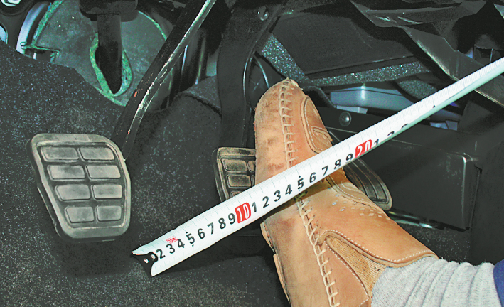 Измеряем расстояние педали от пола до края педали Fiat Doblo