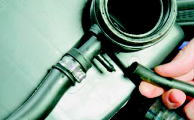 Снимаем со штуцера на головке шланг малой ветви системы вентиляции картера Снимаем Воздушный фильтр Fiat Doblo 2005