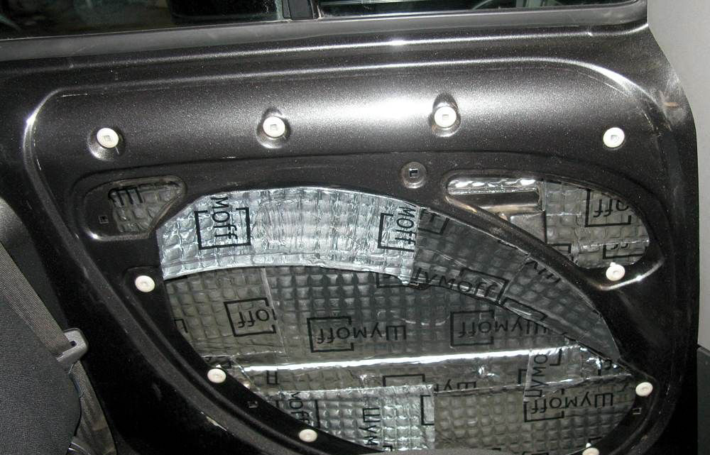 Приклеиваем шумоизоляцию на внешнюю часть задней левой двери Fiat Doblo