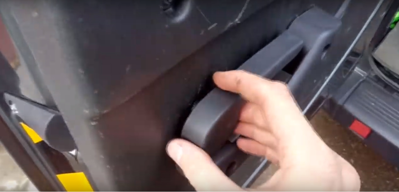 Снимаем рычаг открытия двери багажного отделения с паза крепления Fiat Doblo